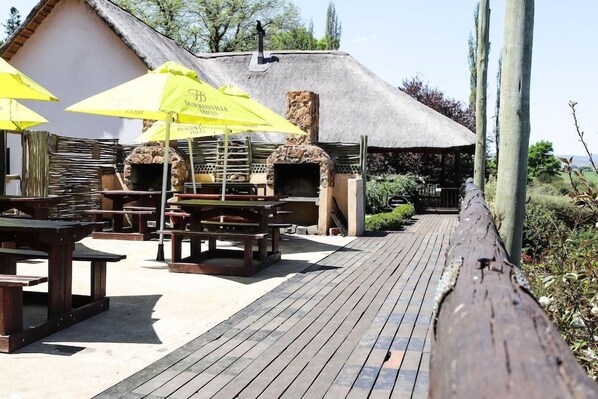Outdoor dining - The Old Hatchery (Underberg)