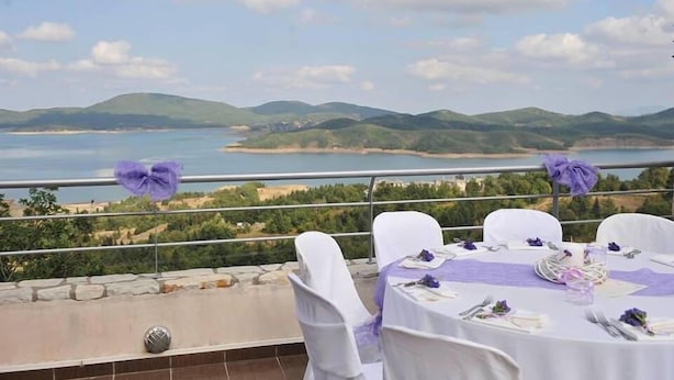 Outdoor dining - Nevros (Lake Plastiras)