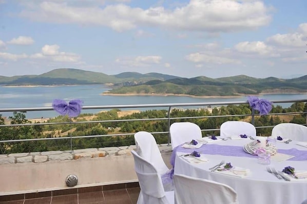 Outdoor dining - Nevros (Lake Plastiras)
