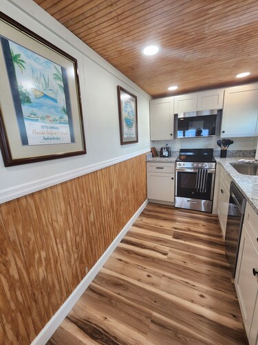 The Sweet Magnolia - Newest addition to Florida Houseboat Vacation Rentals