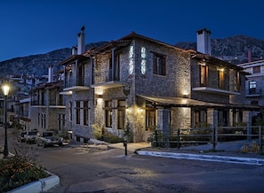 A stone building with a balcony and a sign that reads 'EUZIN'. - Ef Zin Studios and Suites (Distomo-Arachova-Antikyra)