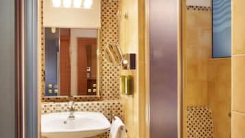 Un baño moderno con un lavamanos grande, un espejo y una zona de ducha.