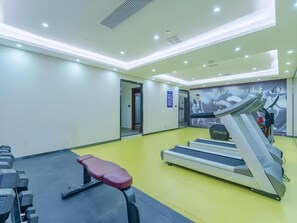 A gym with treadmills, dumbbells, and a bench. - Gem Hefei Qianshan North Road Phoenix Hotel (Hefei)