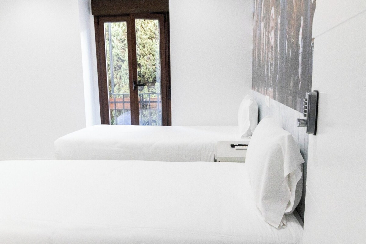 Habitación, 2 camas individuales, baño compartido | Insonorización y wifi gratis