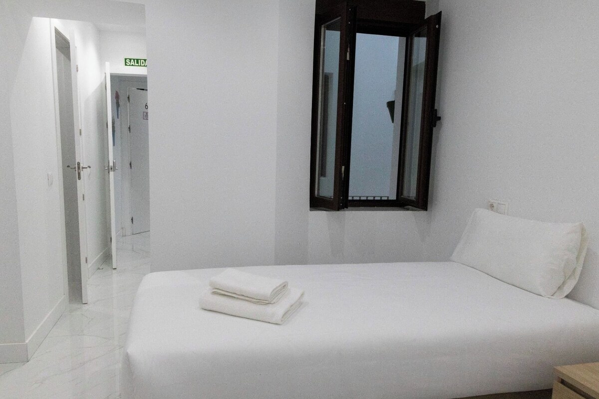 Habitación, 3 camas individuales, baño privado | Insonorización y wifi gratis
