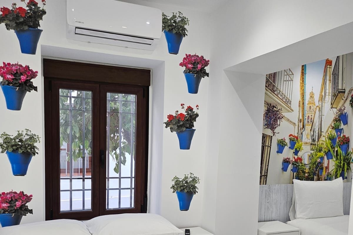 Habitación, varias camas, baño privado | Insonorización y wifi gratis
