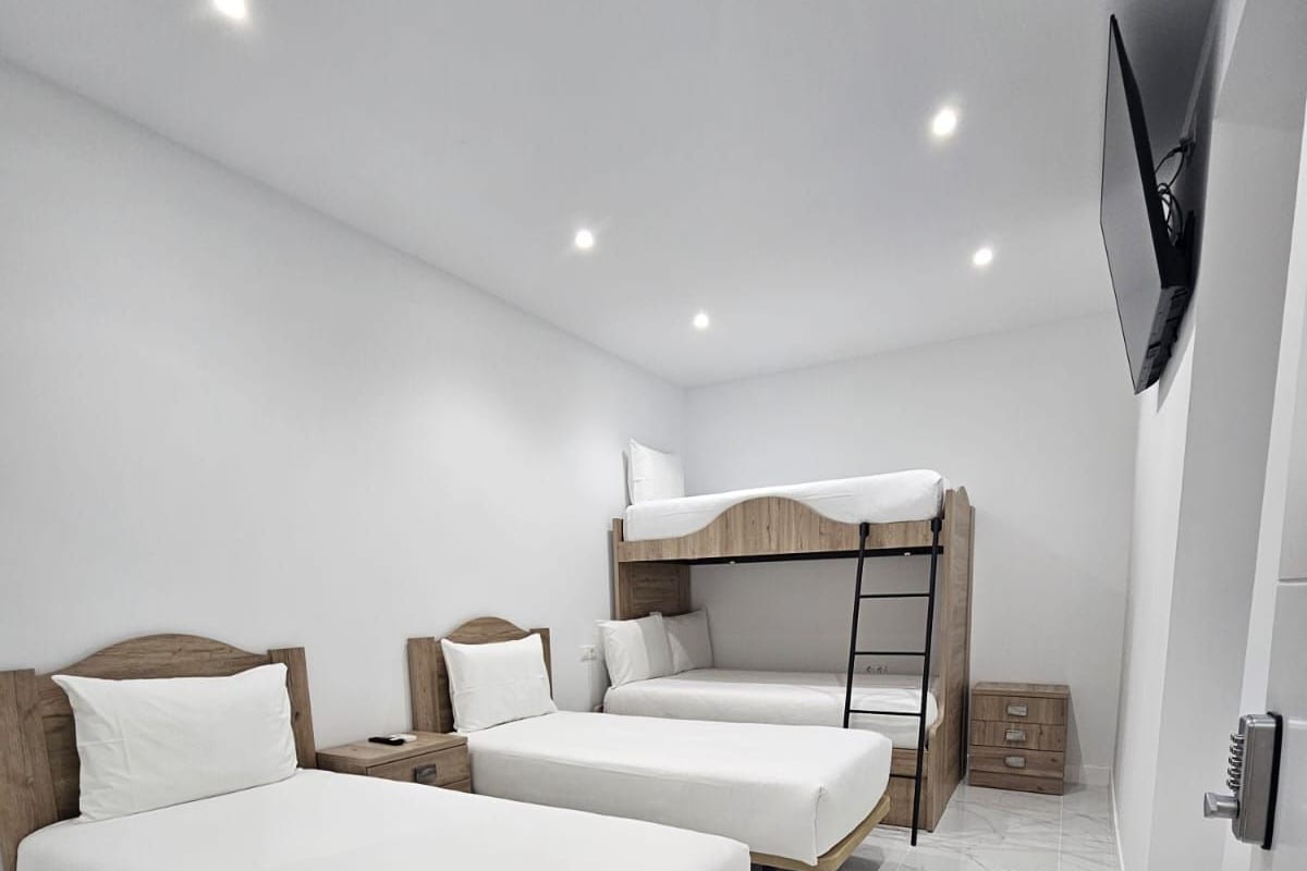 Habitación, varias camas, baño privado | Insonorización y wifi gratis