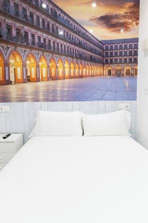 Habitación, 1 cama matrimonial, baño compartido | Insonorización y wifi gratis