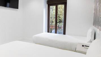 Une chambre à coucher au style minimaliste, avec une grande fenêtre, un lit et une table de chevet.