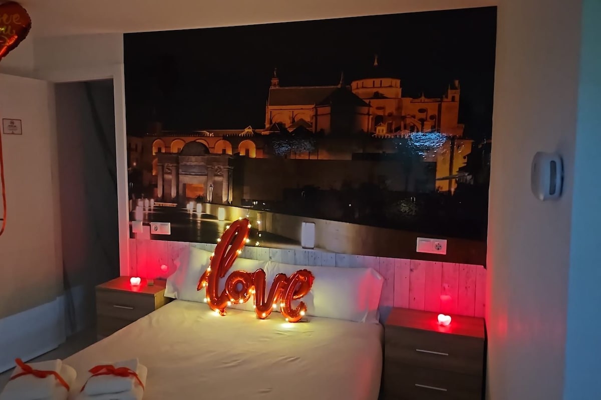 Habitación, 1 cama matrimonial, baño privado, vista a la ciudad | Insonorización y wifi gratis