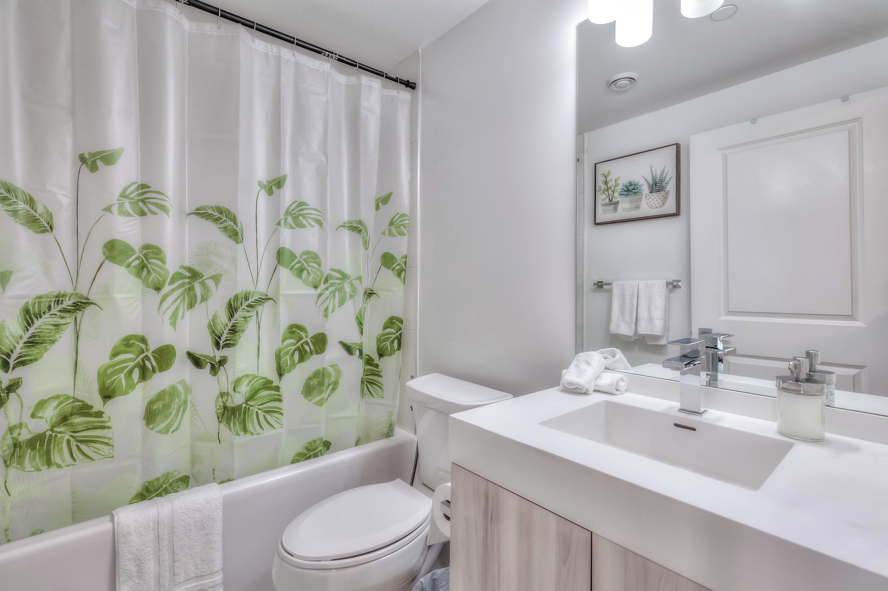 Un baño moderno con bañera, inodoro y lavamanos.