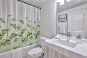 Une salle de bain moderne avec une baignoire, des toilettes et un lavabo.