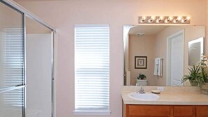 Bathroom - Villa Alexa (Davenport)