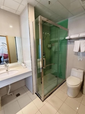 A modern bathroom with a glass-enclosed shower, a toilet, and a sink. - Greentree Inn Baoding City Zhuozhou Railway Station Store (Baoding)