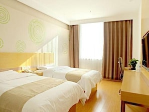 A hotel room with two beds, a desk, a mirror, and a window with curtains. - Greentree Inn Baoding City Zhuozhou Railway Station Store (Baoding)