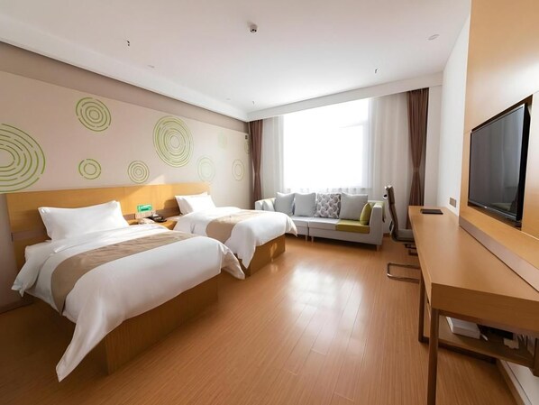 A hotel room with two beds, a sofa, a TV, and a desk. - Greentree Inn Baoding City Zhuozhou Railway Station Store (Baoding)