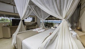 A room with a bed, a desk, and a TV. - Casa de Areia Jeri (Jijoca de Jericoacoara)