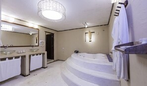 A bathroom with a large mirror, a bathtub, and a sink. - Casa de Areia Jeri (Jijoca de Jericoacoara)