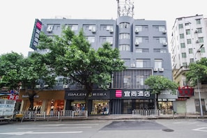 Un hôtel doté d’une façade moderne, de plusieurs étages et d’une enseigne bien visible.