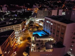 A high-rise building with a rooftop pool and outdoor seating area. - Hotel Alvorada - Concordia (Concordia)