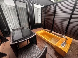Bañera de hidromasaje al aire libre