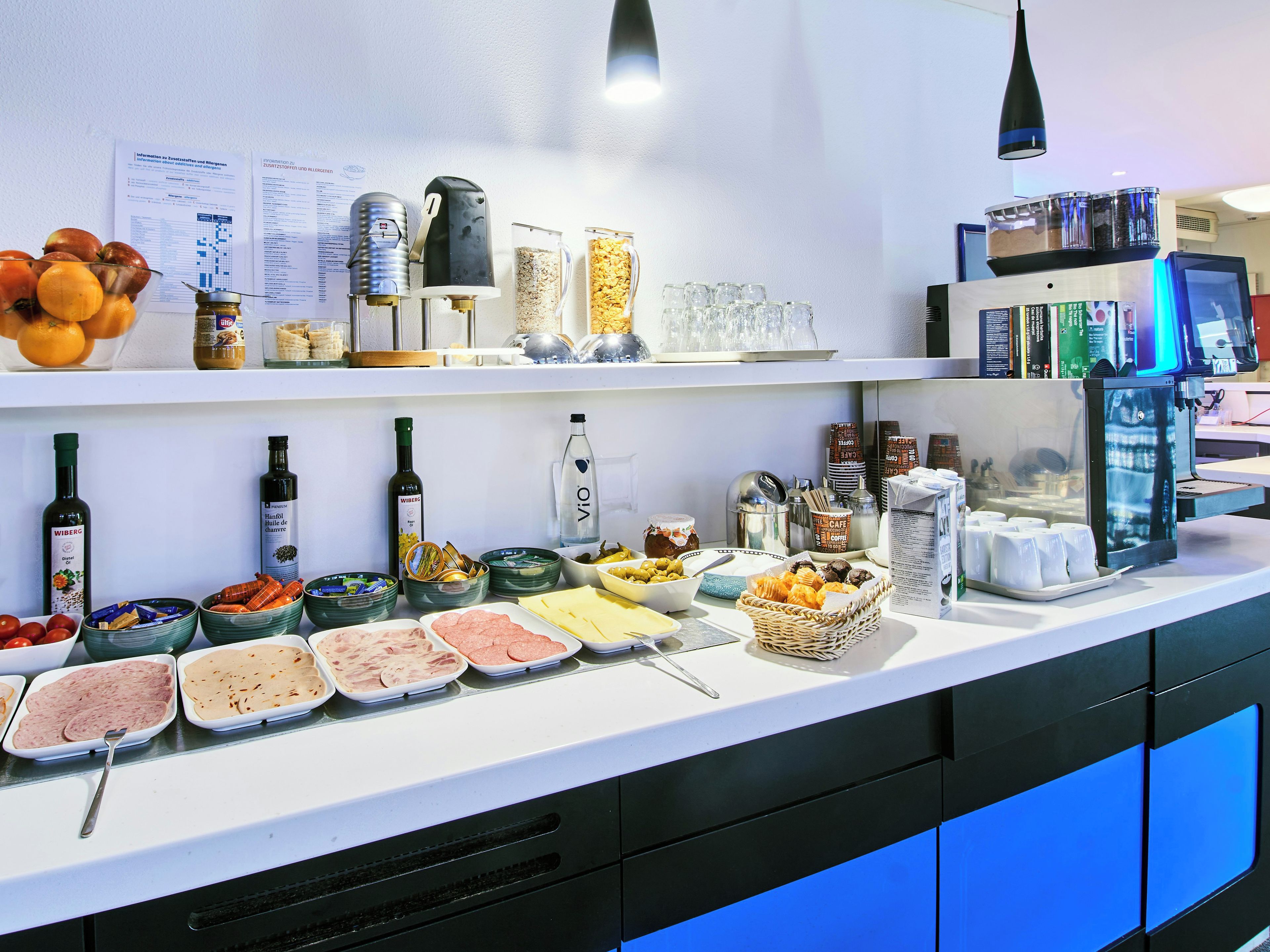 Un buffet proposant une variété de plats et d'accompagnements.