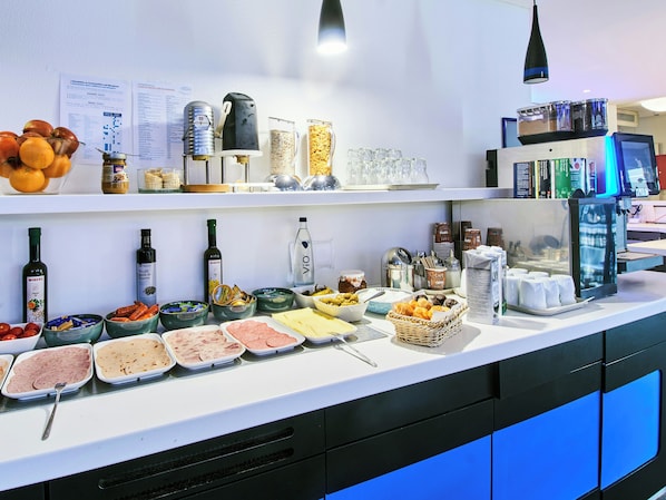 A buffet with various food items and condiments. - Ibis Budget Hannover Messe (Laatzen)