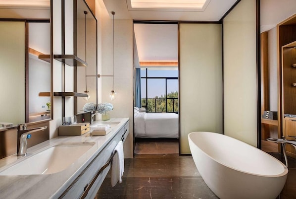 A modern bathroom with a large bathtub, a double sink, and a large mirror. - Wyndham Grand Plaza Royale Xiangai Mountain Fuzhou (Fuzhou)