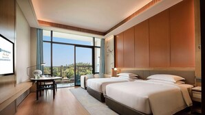 Una camera d'albergo con un letto grande, una scrivania e vista sull'esterno.