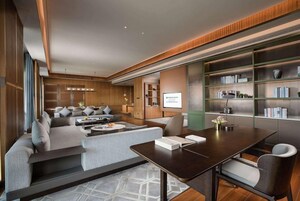 Una sala de estar moderna con sofá, mesa de centro y estanterías.