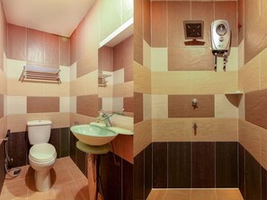 Een badkamer met toilet, wastafel en douche.