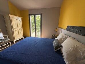 A bedroom with a bed, a wardrobe, a nightstand, and a window. - 8-person Ventoux view villa in the heart of the vineyards (Caromb)