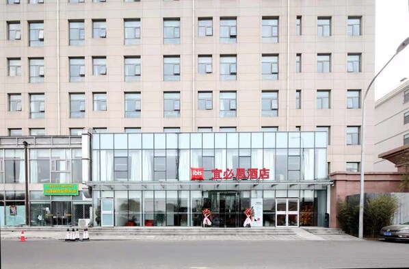 Un hôtel doté d’une façade moderne, de grandes fenêtres et d’une entrée imposante.