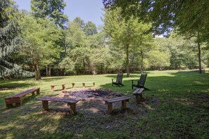 A picnic area with benches and a fire pit surrounded by trees. - Seven Feathers A Modern Barn Retreat/ Pet & Family Friendly (Blue Ridge)