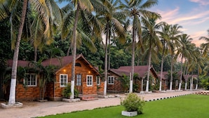 Exterior - Blue Bay Beach Resort (Mahabalipuram)