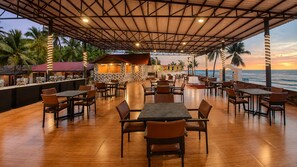 Outdoor dining - Blue Bay Beach Resort (Mahabalipuram)
