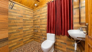 Superior Cottage | Bathroom | Shower, towels, soap, shampoo - Blue Bay Beach Resort (Mahabalipuram)