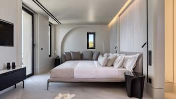 Ein modernes Schlafzimmer mit einem großen Bett, Nachttischen, einem Fernseher und einem Fenster.