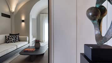 Un soggiorno moderno con divano, tavolino e oggetti decorativi.
