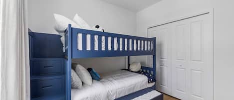 Un lit superposé avec des tiroirs et une porte sur le côté droit.