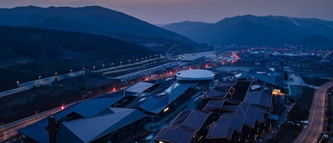 Un complejo moderno de edificios con varias estructuras, una cúpula central y carreteras circundantes.