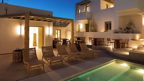 Outdoor dining - Mazee New Age Hotel (Paros)