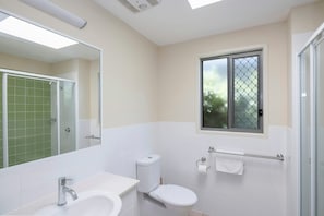 Bathroom - Reflections Holiday Parks Scotts Head (Scotts Head)