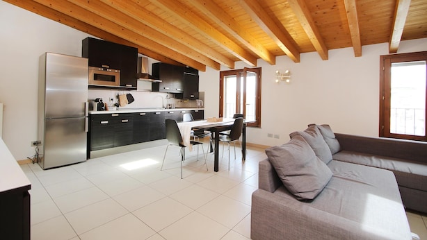 Unclassified image, 1 of 13, button - Vrbo Property (Milano)