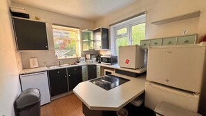 Private kitchen - High Trees Guest House Gatwick (Horley)