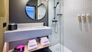Bathroom - Moxy Luxembourg Airport (Niederanven)