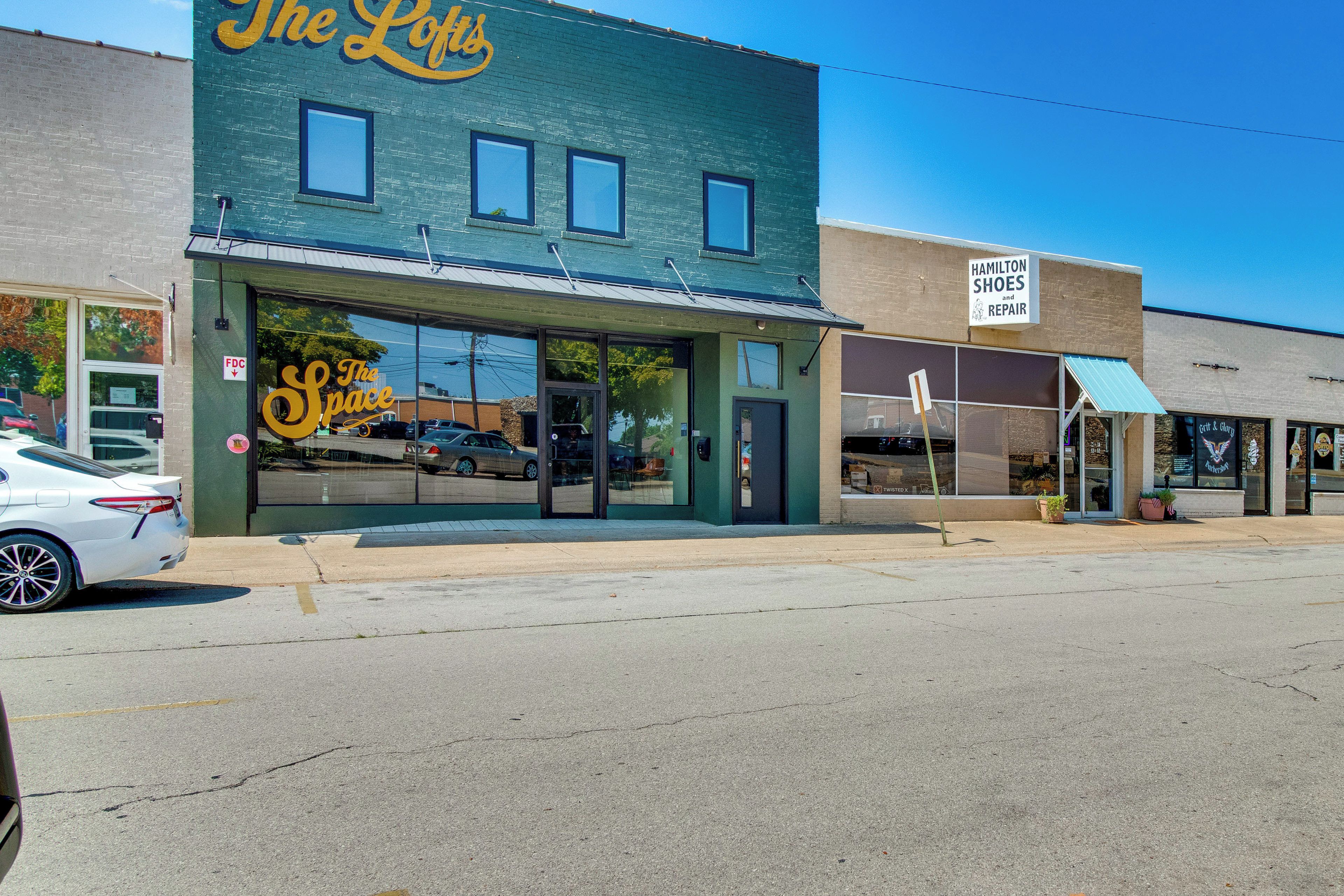 Une boutique avec une grande vitrine et une enseigne indiquant « The Loft ».