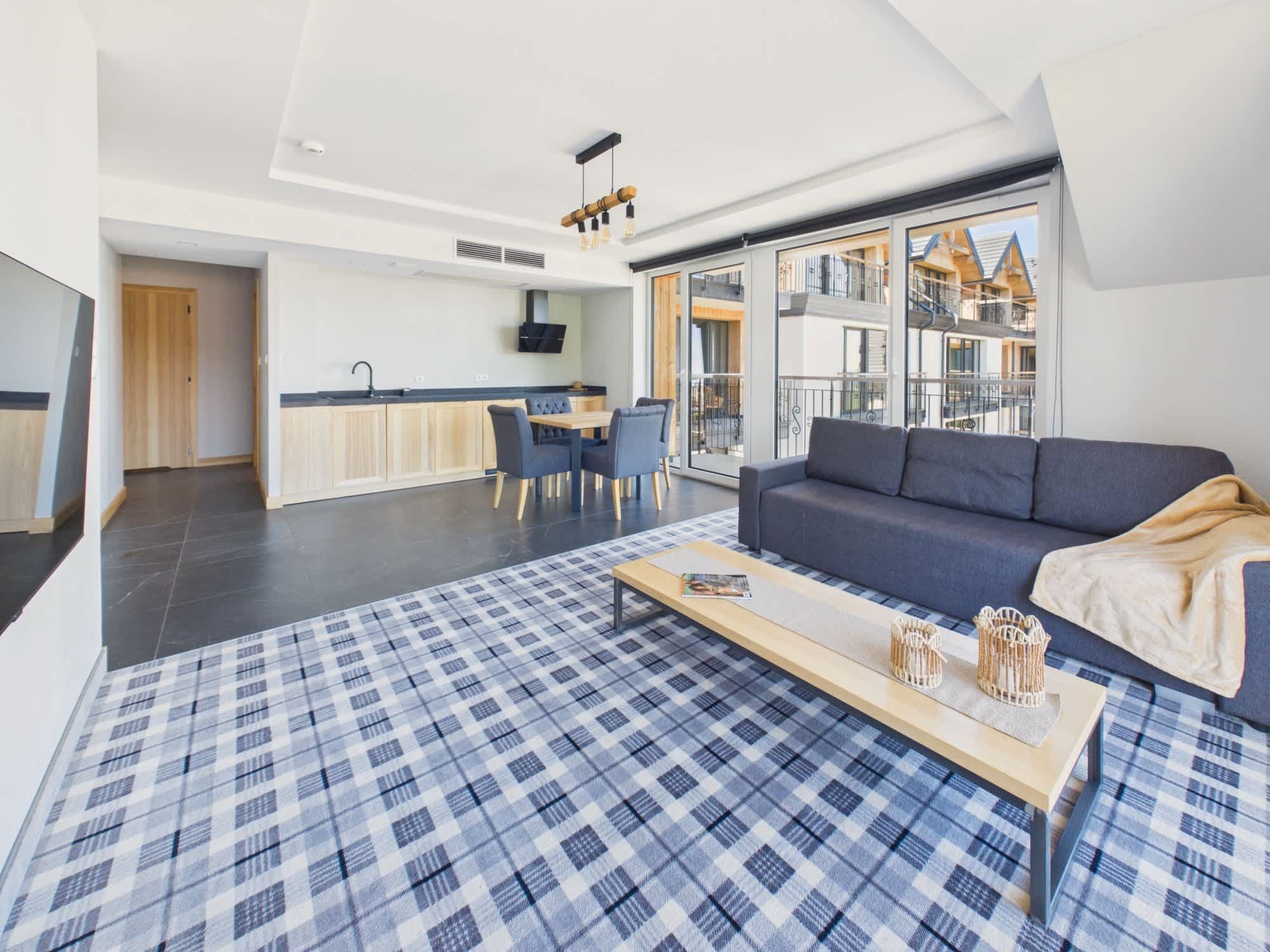 Un apartamento moderno con sala de estar, comedor y cocina.