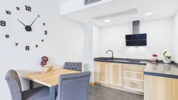Standard Apartment, Mountain View | Iron/ironing board, WiFi (free), bed sheets