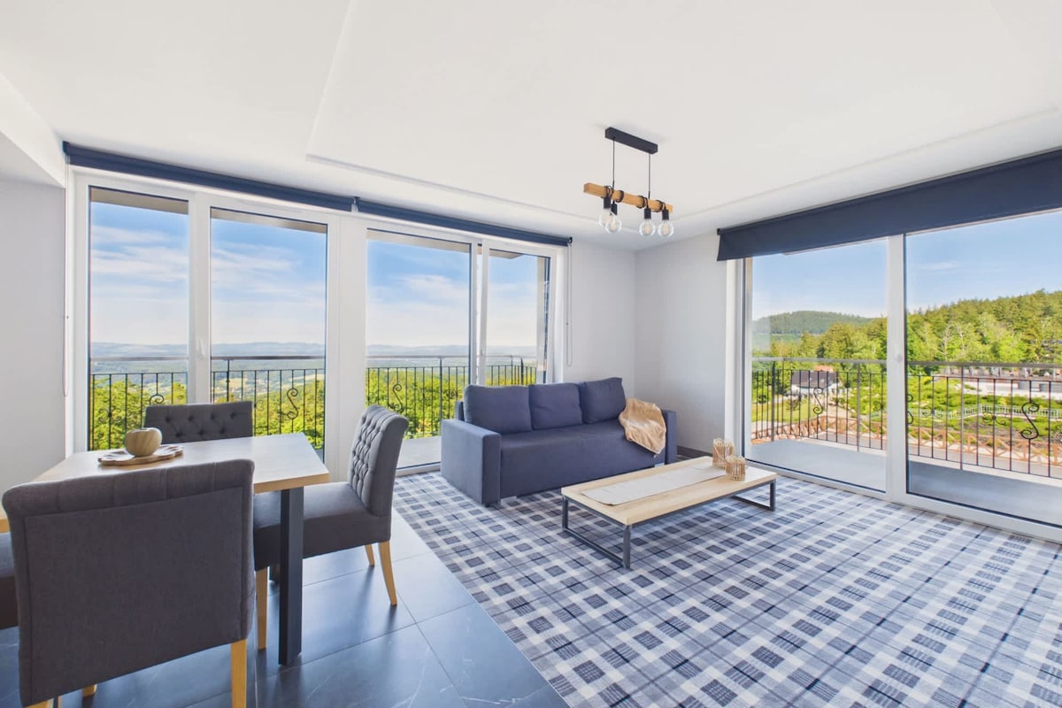 Familie appartement, balkon, uitzicht op bergen | Een strijkplank/strijkijzer, gratis wifi, beddengoed